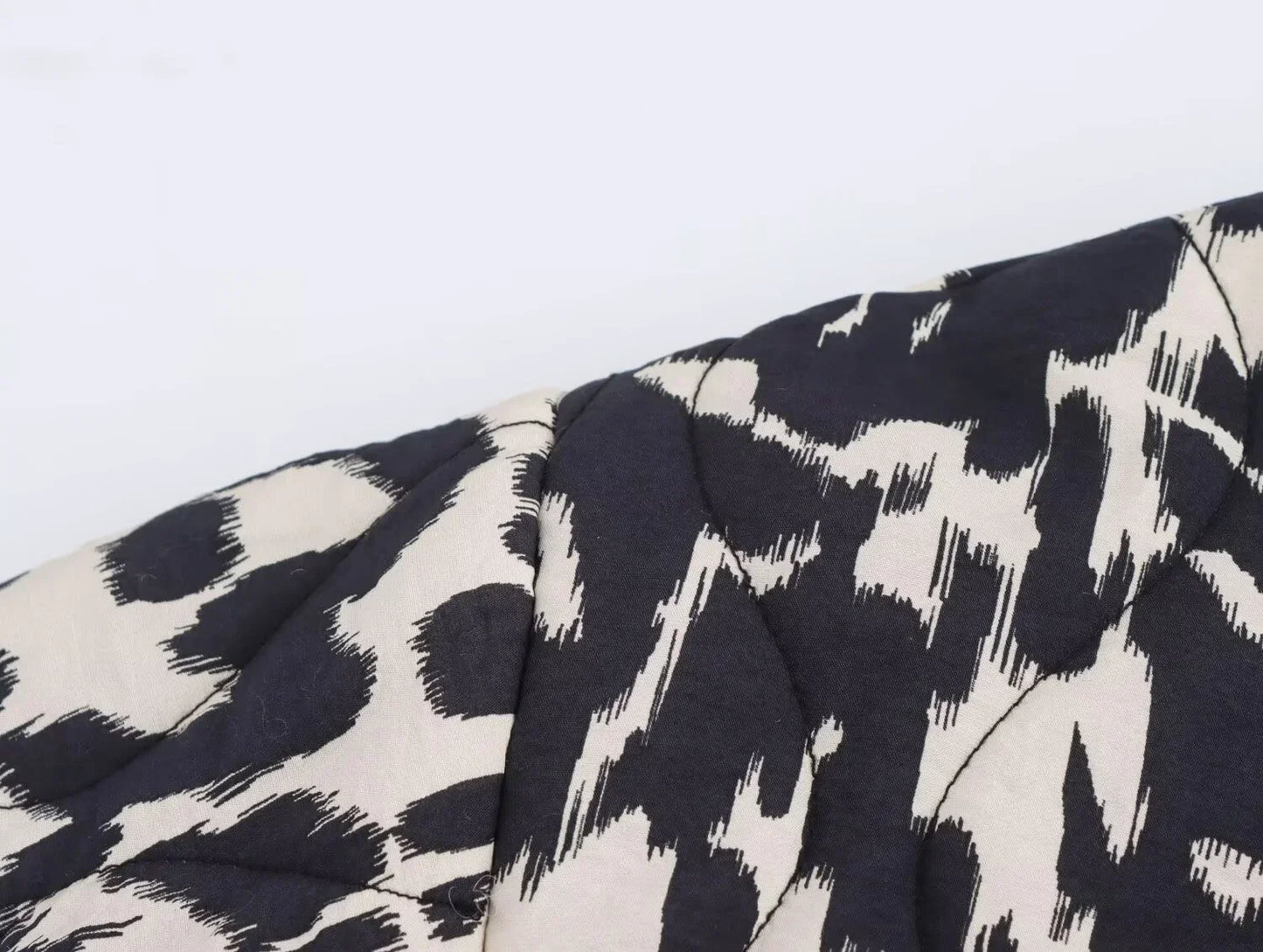 Van Delft Mode® | Modieuze Bedrukte Herfst Jas